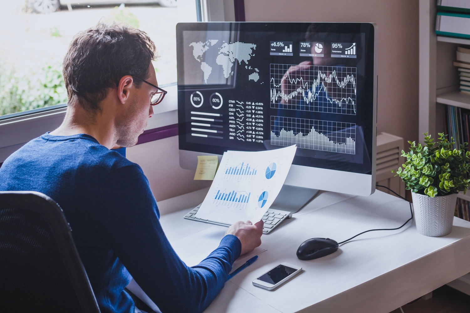 Unternehmer liest Finanzbericht auf dem Dashboard, Fintech- und Audit-Konzept, überwacht die Gewinn- und Verlustrechnung des Unternehmens.
