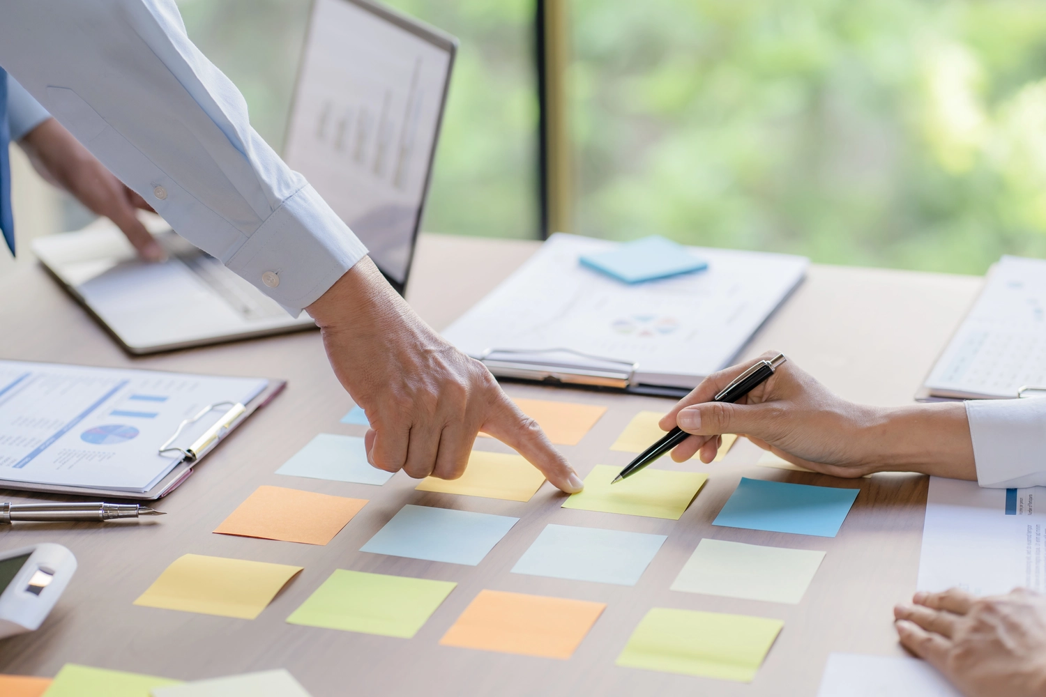 Geschäftsleute Brainstorming Meeting Design Ideen verwenden Post-it-Notizen, um Ideen auszutauschen professionelle Investoren Start-up-Projekt Business Brainstorming Planung im Büro